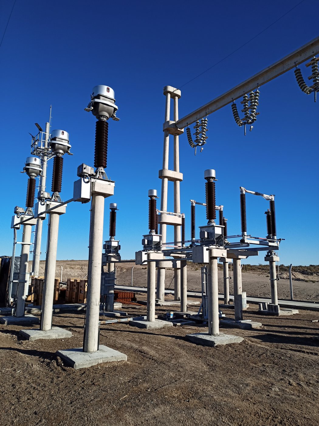 Seccionadores de alta tensión de una estación transformadora en Chubut, Argentina