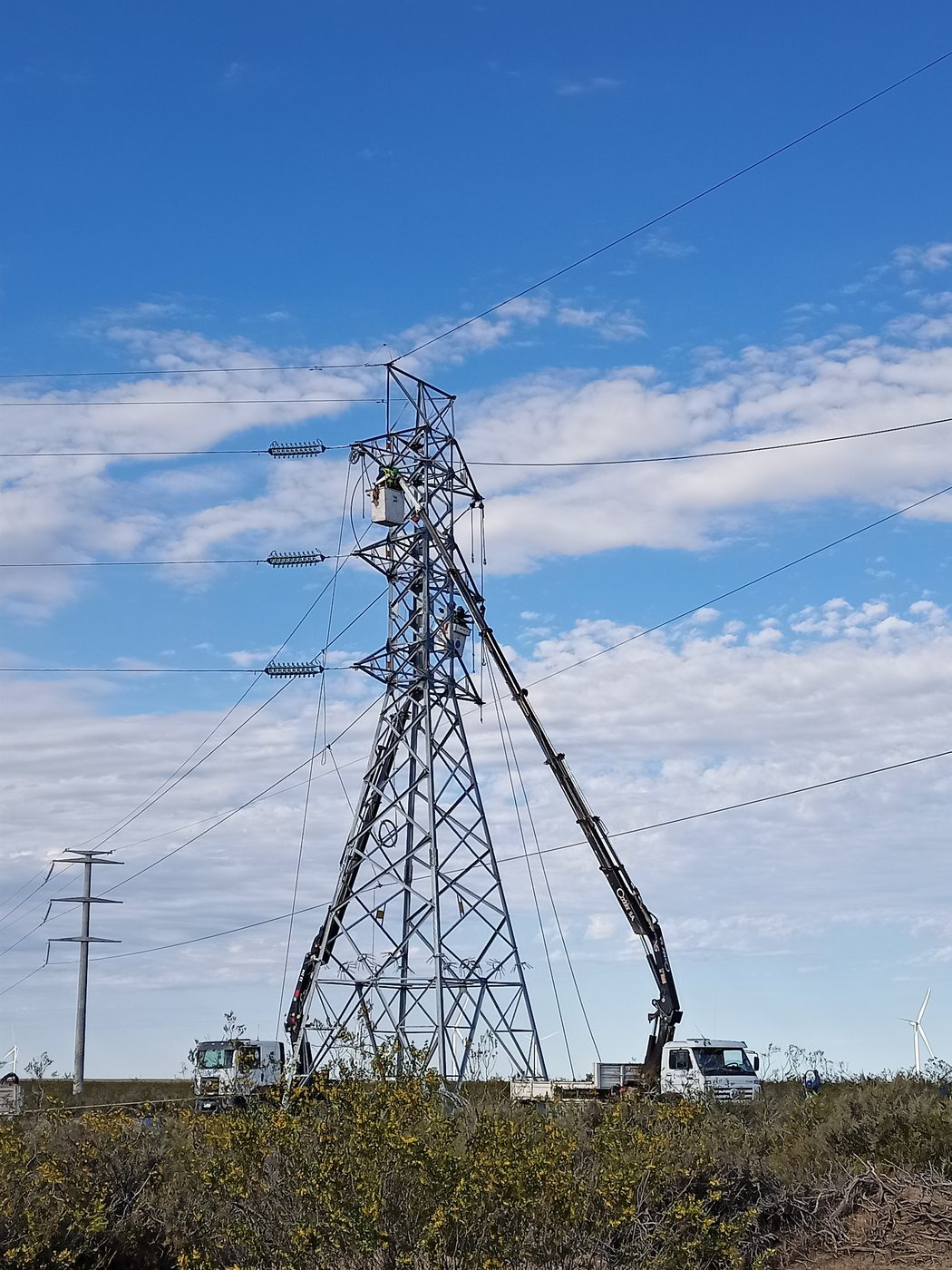 Montaje de una torre de la línea de evacuación de un parque eólico en Puerto Madryn, Argentina